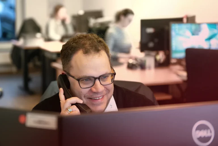 Mitarbeiter telefoniert lächelnd Kontakt Firma Stuhlmann