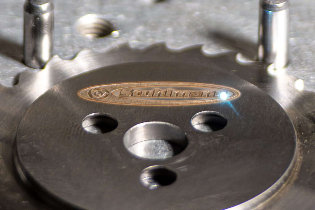 Besonderer Service: Mit präziser Lasertechnik beschriften wir feinste Konturen und filigrane Details in Metall, Kunststoff und anderen Werkstoffen.