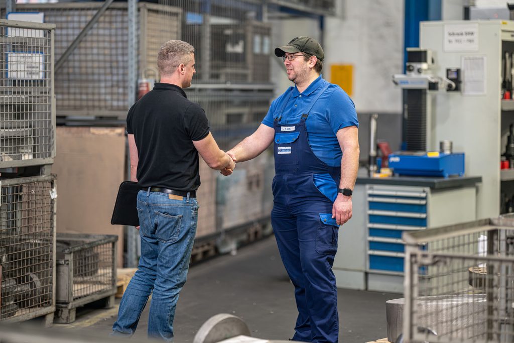 Wir bieten Beratung und Anwendungslösungen​ zu Produkten von Tungaloy und NTK