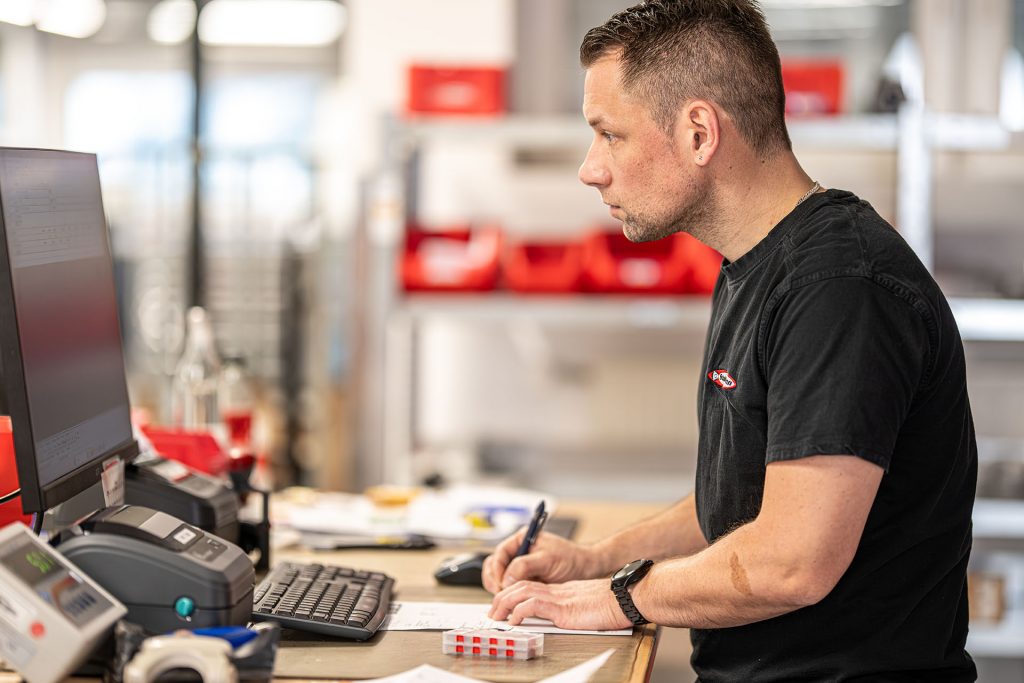 Wir sorgen dafür, dass die Produkte von Tungaloy und NTK verfügbar sind und liefern sie schnell und zuverlässig für den unmittelbaren Bedarf in Fertigung oder Produktion.