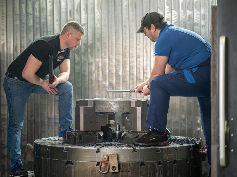 Der Außendienst der Firma Stuhlmann beim Werkzeug Einfahren zusammen mit einem Kunden